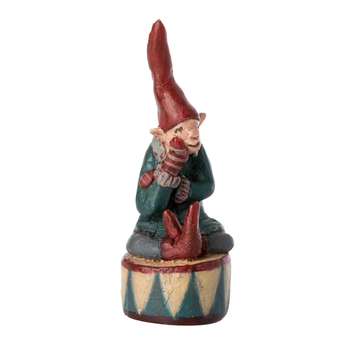 Maileg Petit Noël 22 julefigur siddende på en lille trommefod.