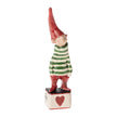 Maileg Petit Noël 7 julefigur med grønstribet trøje på dekorativ terning.