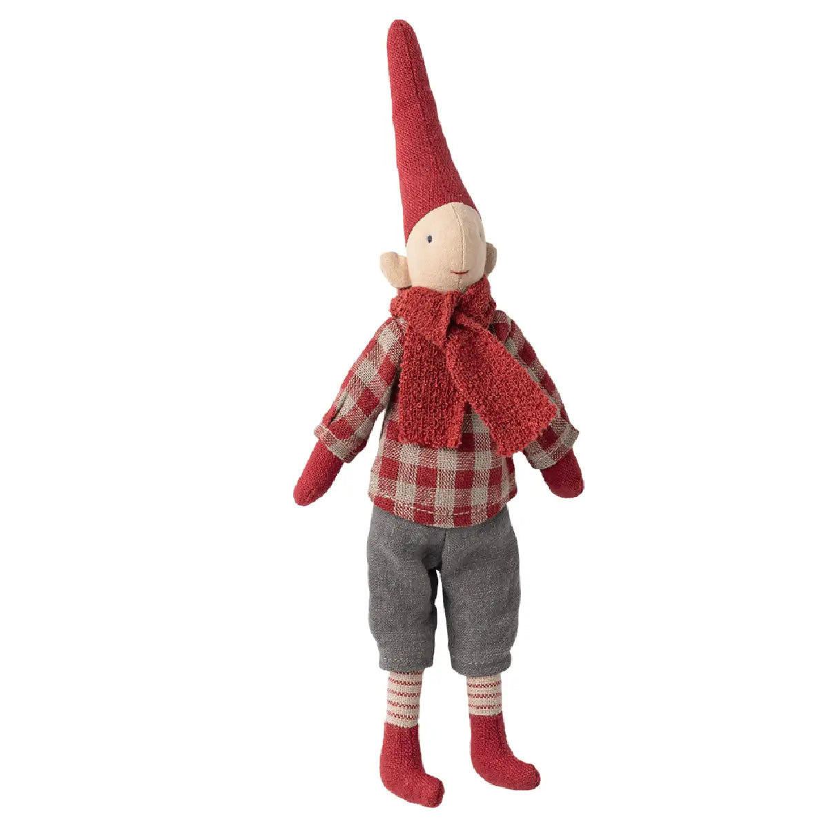Maileg Pixy Size 1 Boy Red Check Shirt, nissedreng med rødternet skjorte og magnet i hænder og venstre fod, klassisk julenisse fra Maileg