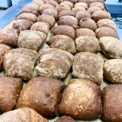 Her ses et eksempel på surdejsstykker bagt med Mortens Gastronomi koldhævede surdejsstykker 670 g – melblanding med durummel og manitoba hvedemel, tilsat tørret surdej til sprøde, luftige surdejsboller hjemmebagt