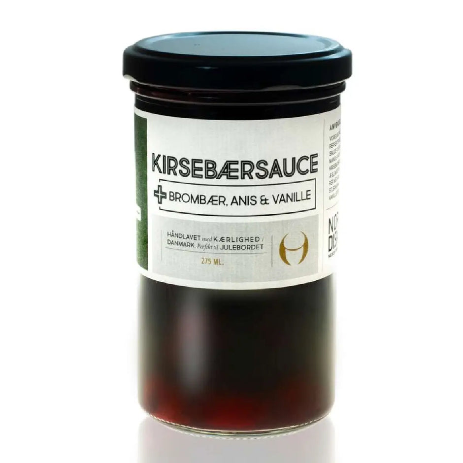 NORDISK JUL kirsebærsauce med brombær, anis og vanille, 350 ml – frugtig julesauce kogt på kirsebær, brombær og æblemost, krydret med kanel, stjerneanis og vanillestænger, perfekt til risalamande
