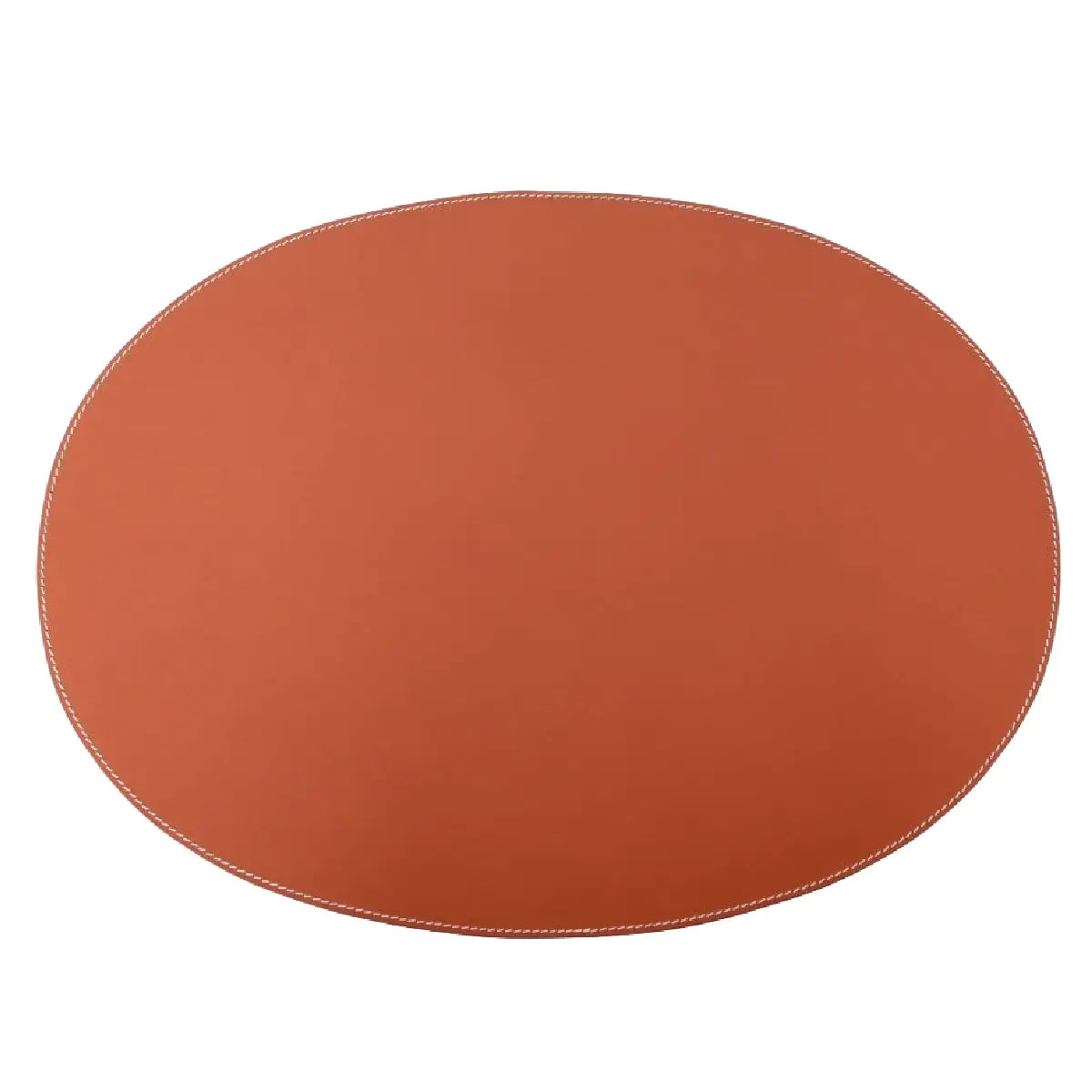 Ørskov Copenhagen oval dækkeserviet i cognacfarvet genbrugslæder med hvid kontrastsyning, 34 × 47 cm