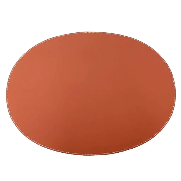 Ørskov Copenhagen oval dækkeserviet i cognacfarvet genbrugslæder med hvid kontrastsyning, 34 × 47 cm