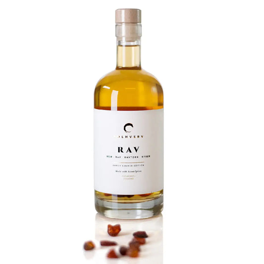 Solhverv Rav rum spirit 25 cl – fadlagret på egetræ med rom, hyben og havtorn samt florale, let salte ravnoter, 30% vol.