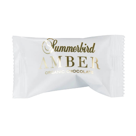 Summerbird Amber Dragée 4,5 g – økologisk drageret hasselnød med praliné og krokant, overtrukket med Amber gylden chokolade med bløde karamelnoter