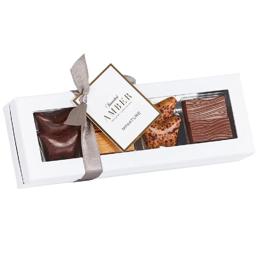 Summerbird Amber Miniature 45 g – mini gaveæske med fyldte Amber-chokolader i Classic, Blond og Noir med smage af lakrids, mint noir, fleur d’orange praliné samt vanilje og karamel