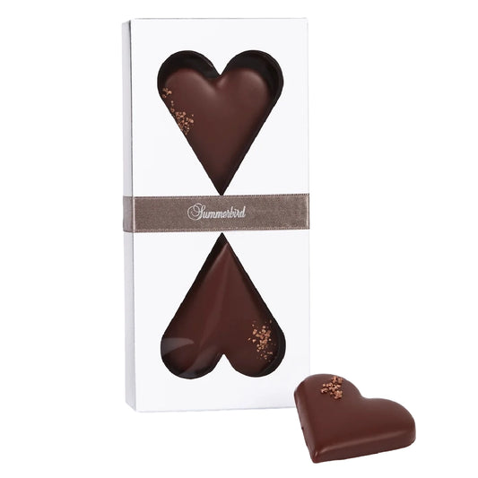 Summerbird Hearts 50 g (2 stk) – økologiske marcipanhjerter med mandler overtrukket med mørk chokolade Amazonas 61% og drysset med knuste kakaobønner