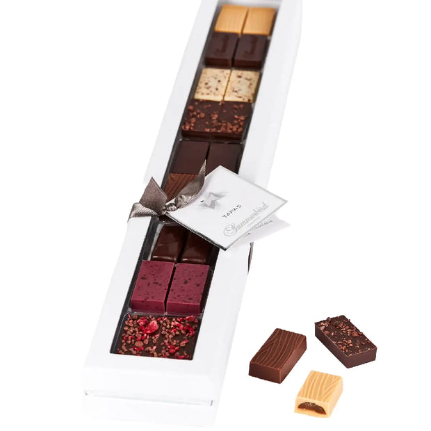 Summerbird Tapas 100 g – økologisk gaveæske med 18 fyldte chokolader i 9 varianter med praliné, karamel, hindbær, solbær, havtorn, lakrids, mynte og citrus i hvid, mørk, Amber og mælkechokolade
