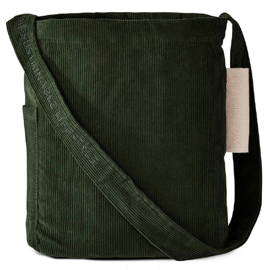Tintok Mati Corduroy Taske i farven Forest Green – rummelig fløjls-crossbody i 100% økologisk bomuld, GOTS-certificeret, med udvendig og indvendig lomme, indvendigt foer og 102 cm rem med tone-i-tone broderi