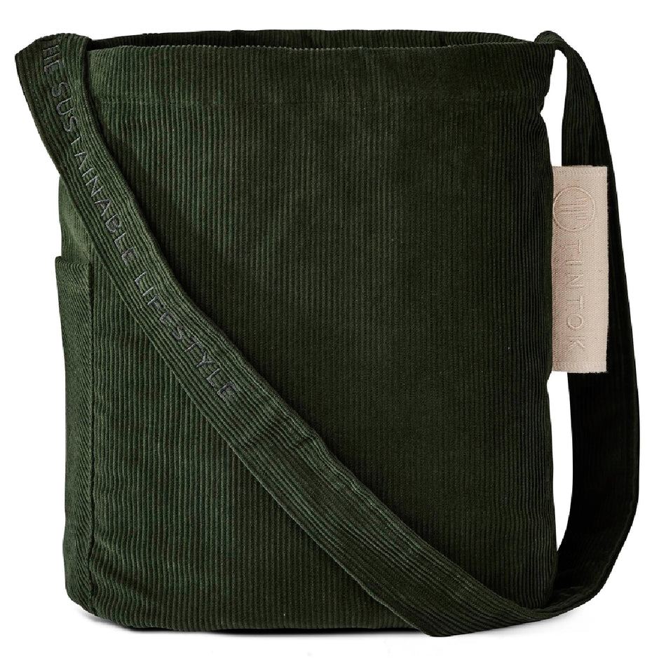 Tintok Mati Corduroy Taske i farven Forest Green – rummelig fløjls-crossbody i 100% økologisk bomuld, GOTS-certificeret, med udvendig og indvendig lomme, indvendigt foer og 102 cm rem med tone-i-tone broderi