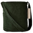 Tintok Mati Corduroy Taske i farven Forest Green – rummelig fløjls-crossbody i 100% økologisk bomuld, GOTS-certificeret, med udvendig og indvendig lomme, indvendigt foer og 102 cm rem med tone-i-tone broderi