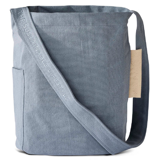Tintok Mira Canvas Taske i farven Ashley Blue – rummelig canvas skuldertaske/crossbody i 100% økologisk bomuld, GOTS-certificeret, med udvendig og indvendig lomme samt rem med tone-i-tone broderi