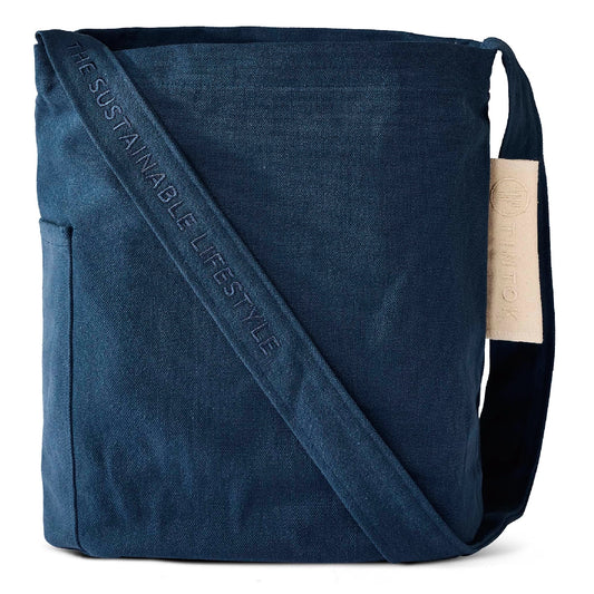 Tintok Mira Canvas Taske i farven Dark Denim – slidstærk canvas skuldertaske/crossbody i 100% økologisk bomuld, GOTS-certificeret, med udvendig og indvendig lomme samt lang rem med tone-i-tone broderi