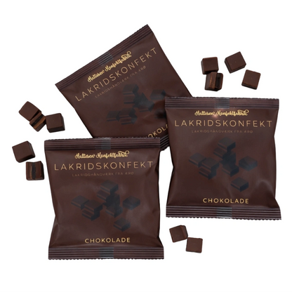Tre poser Hattesens Konfektfabrik Pose: Chokolade 32 g – små glutenfri, laktosefri og veganske konfektstykker med lakrids, kakao og Friis Holm chokolade (70%), lavet af naturlige råvarer, dansk lakridshåndværk fra Ærø