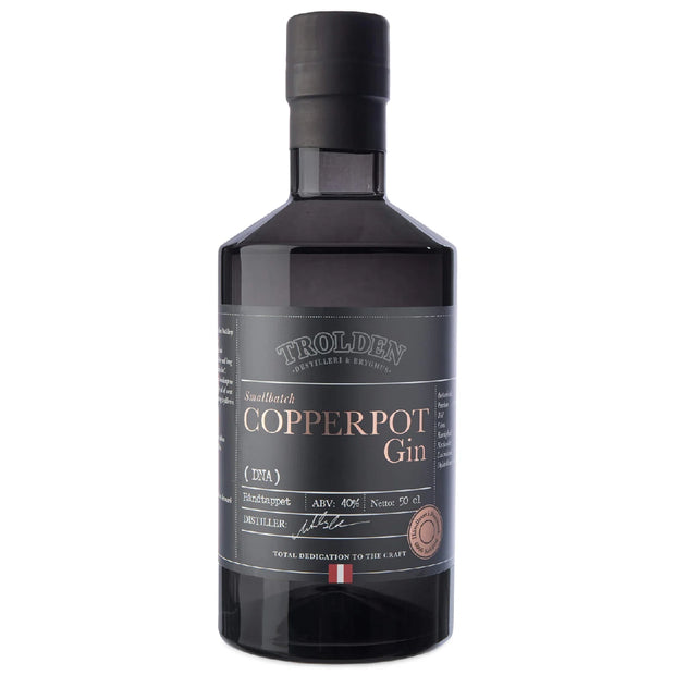 Trolden DNA Copperpot Gin 50 cl – dansk premium gin destilleret i kobberkedler med infusion box, smagsnoter af enebær, hyldeblomst, angelikarod og håndskårne limeskaller