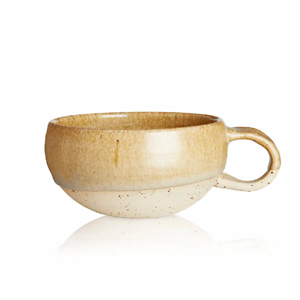 Vangs Keramiske Værksted cappuccinokop i farven Guldkaramel, stabelbar keramikkop med indhold 2,5 dl, højde 5,5 cm og bredde 10,5 cm