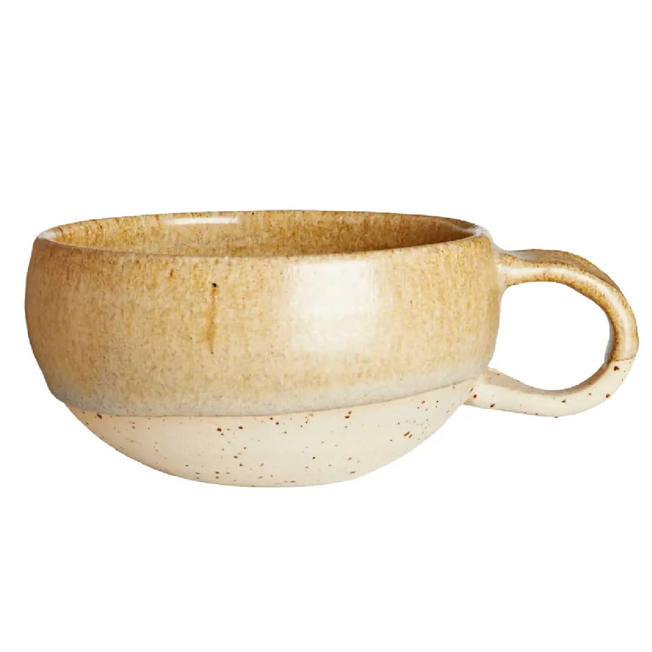 Vangs Keramiske Værksted cappuccinokop i farven Guldkaramel, stabelbar keramikkop med indhold 2,5 dl, højde 5,5 cm og bredde 10,5 cm