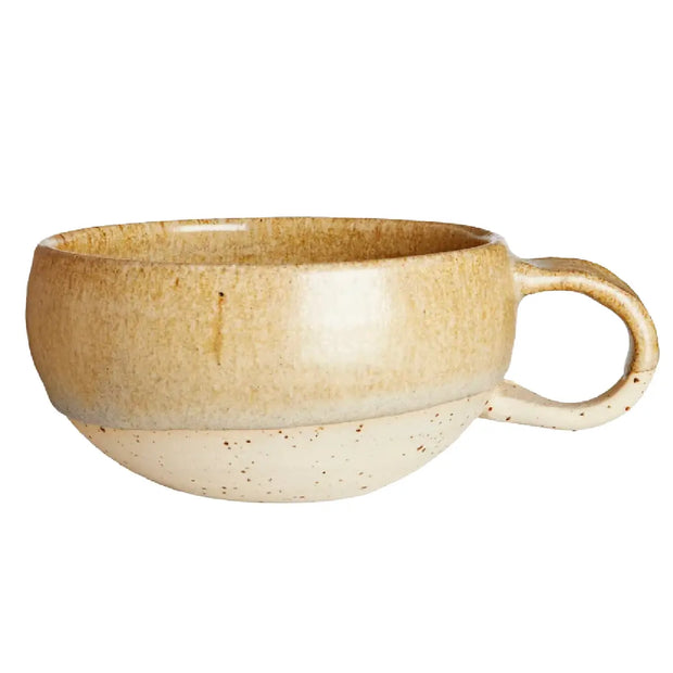 Vangs Keramiske Værksted cappuccinokop i farven Guldkaramel, stabelbar keramikkop med indhold 2,5 dl, højde 5,5 cm og bredde 10,5 cm