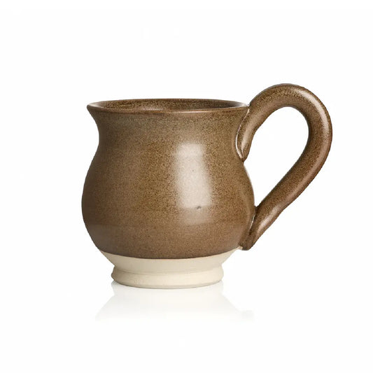 Vangs Keramiske Værksted krus med hank i farven Grandma’s Gravy, stabelbart keramikkrus med indhold 3 dl, højde 8,5 cm og bredde 8,5 cm