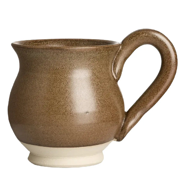 Vangs Keramiske Værksted krus med hank i farven Grandma’s Gravy, stabelbart keramikkrus med indhold 3 dl, højde 8,5 cm og bredde 8,5 cm
