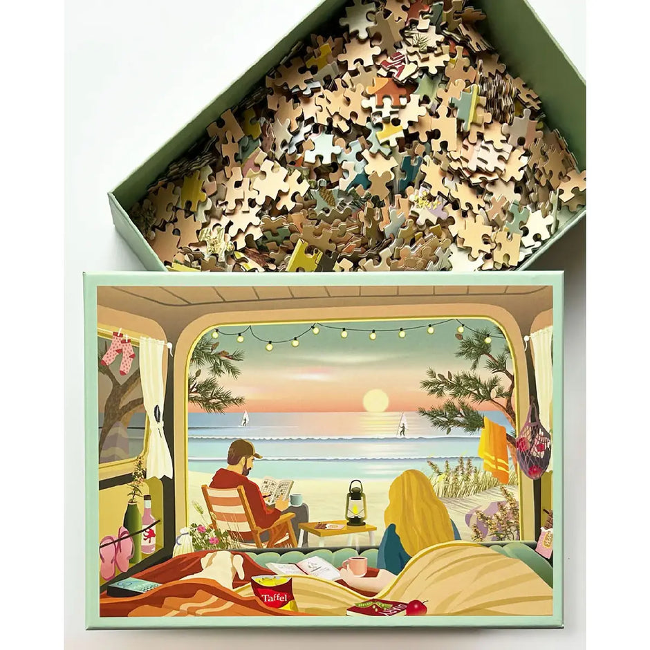ViSSEVASSE CAMPER BY THE OCEAN puslespil med 1.000 brikker – kystmotiv ved solnedgang med surferstemning, færdig størrelse 63 x 45 cm, FSC-certificeret papir, æske 19 x 26,5 x 6 cm