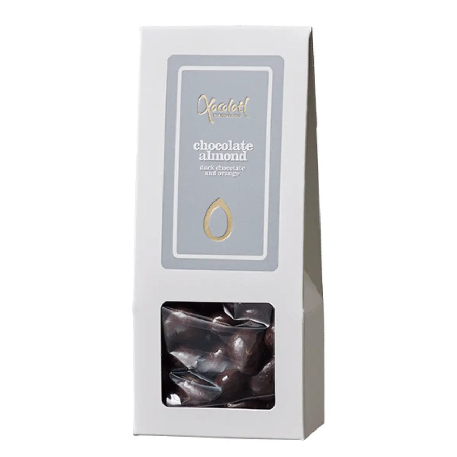 Xocolatl Orange Almonds (mandler med chokolade) 90 g – sprøde mandler overtrukket med chokolade og tilsat orangeolie for frisk citrusnote, med vanilje og emulgator soja lecithin, opbevares tørt ved 15–18 grader