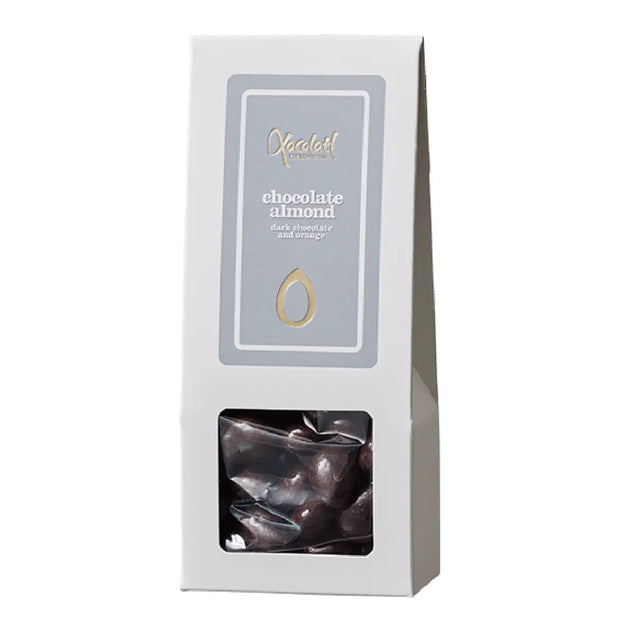 Xocolatl Orange Almonds (mandler med chokolade) 90 g – sprøde mandler overtrukket med chokolade og tilsat orangeolie for frisk citrusnote, med vanilje og emulgator soja lecithin, opbevares tørt ved 15–18 grader