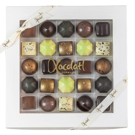Xocolatl Premier Cru 25 230 g – gaveæske med 25 fyldte chokolader med karamel, lakrids/salmiak, citrus og pebermynte, lavet med fløde og smør samt mandler og hasselnødder, opbevaring 15–18 grader