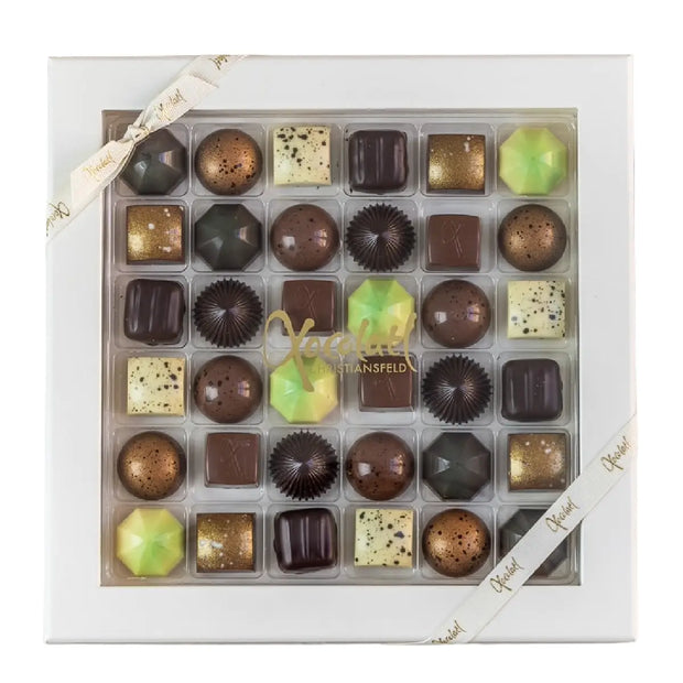 Xocolatl Premier cru 36 gaveæske med 36 fyldte chokolader – marcipan i mørk chokolade og fyld med appelsin, lakrids, mint, nougat, kokos, saltkaramel, citron og flødekaramel, ca. 330 g