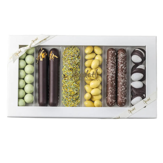 Xocolatl Spring Selection 340 g – gaveæske med fyldte chokolader og dragé, med mandler, kokos, citrus og passionsfrugt samt udvalgte varianter med vodka og Malibu, opbevares ved 15–18 grader