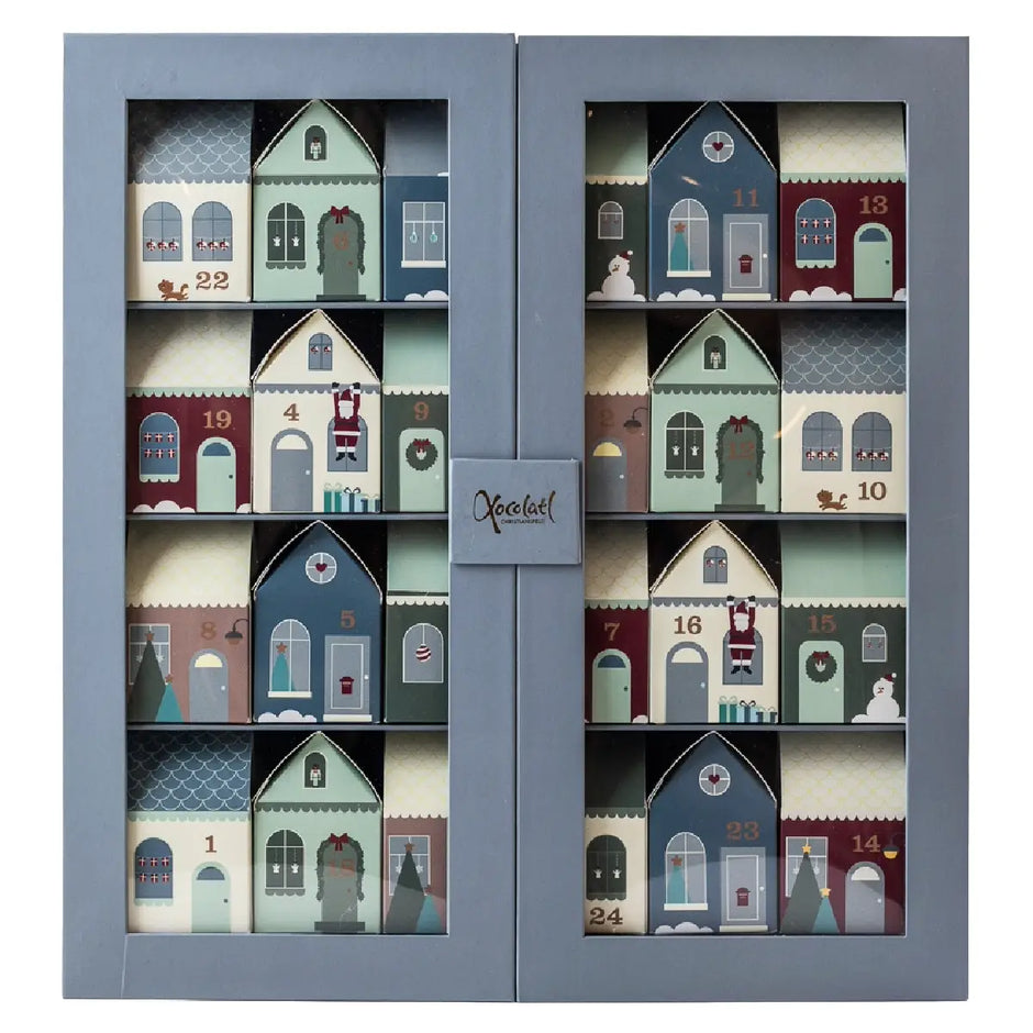 Xocolatl The Family Candy Calendar, stor julekalender med 24 små huse fyldt med slik, chokolade, lakrids, bolcher og karameller, ca. 750 g