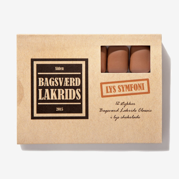 Bagsværd Lakrids Lys Symfoni æske 120 g – håndlavet salmiaklakrids overtrukket med lys chokolade, cremet chokoladelakrids med rund sødme og salt balance, kan indeholde spor af æg og nødder